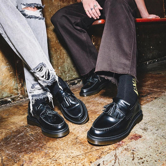 Dr. Martens Adrian 14573001 mocassino unisex in pelle nera Polished Smooth