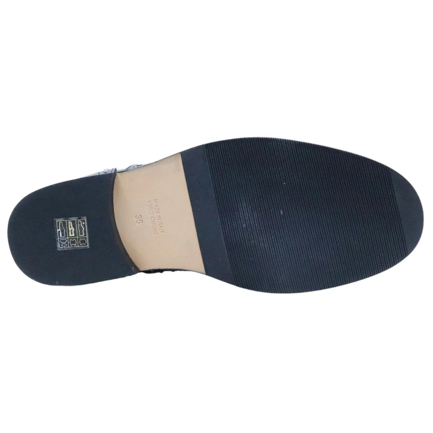 Allacciata donna Anna F 1746 in pelle nera con borchiette