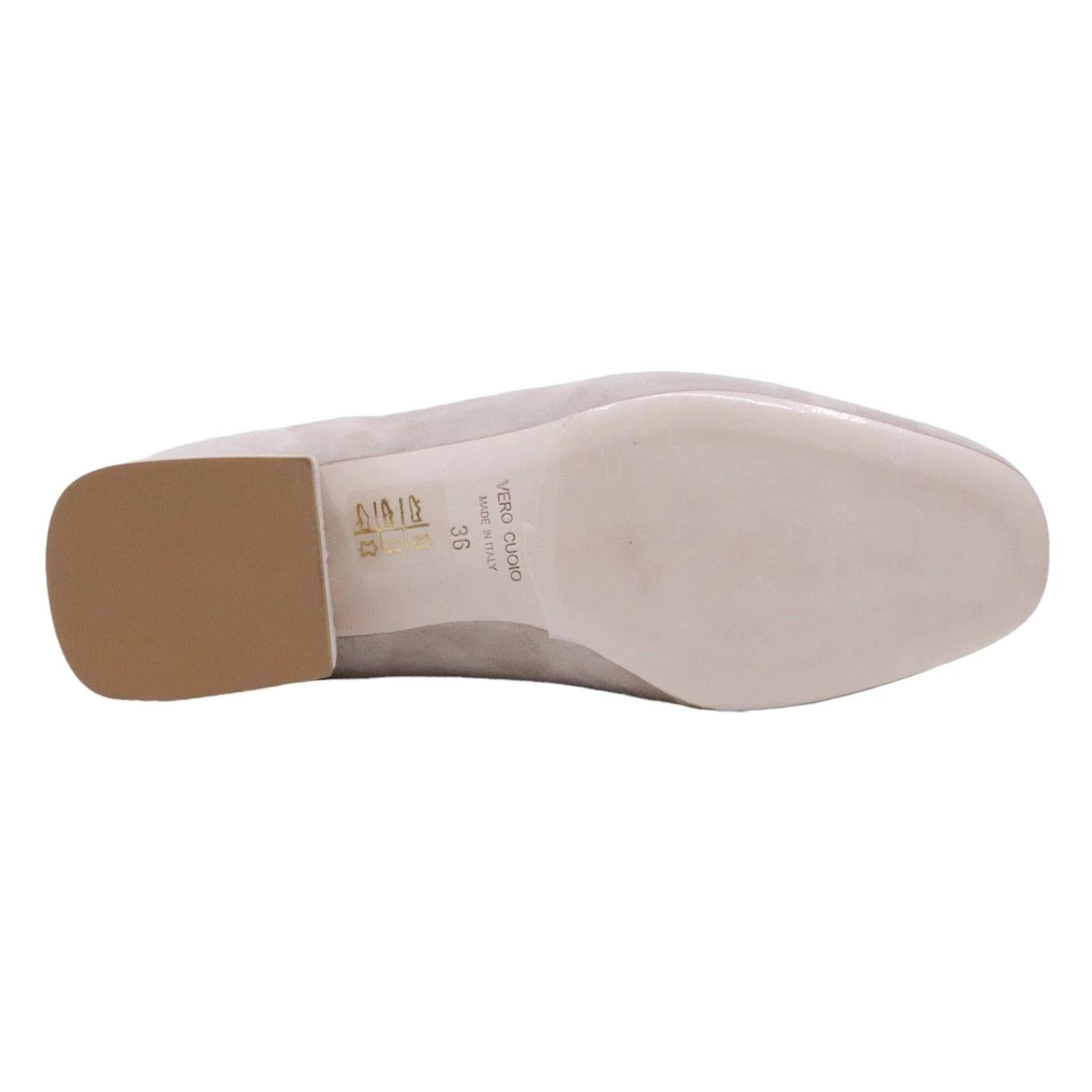 Mocassino donna Le Briella in elegante pelle scamosciata di colore beige e morsetto