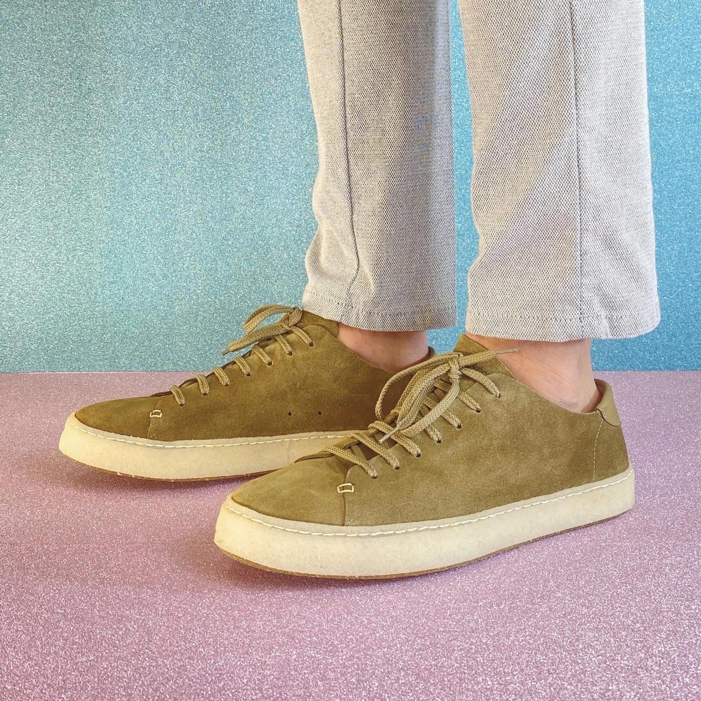 Sneaker Astorflex da uomo realizzata in pelle scamosciato sfoderato di colore militare