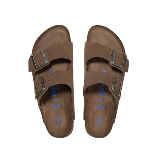 Birkenstock Arizona Soft Footbed Suede Leather Dark Tea Tonal sandalo unisex in camoscio testa di moro narrow fit