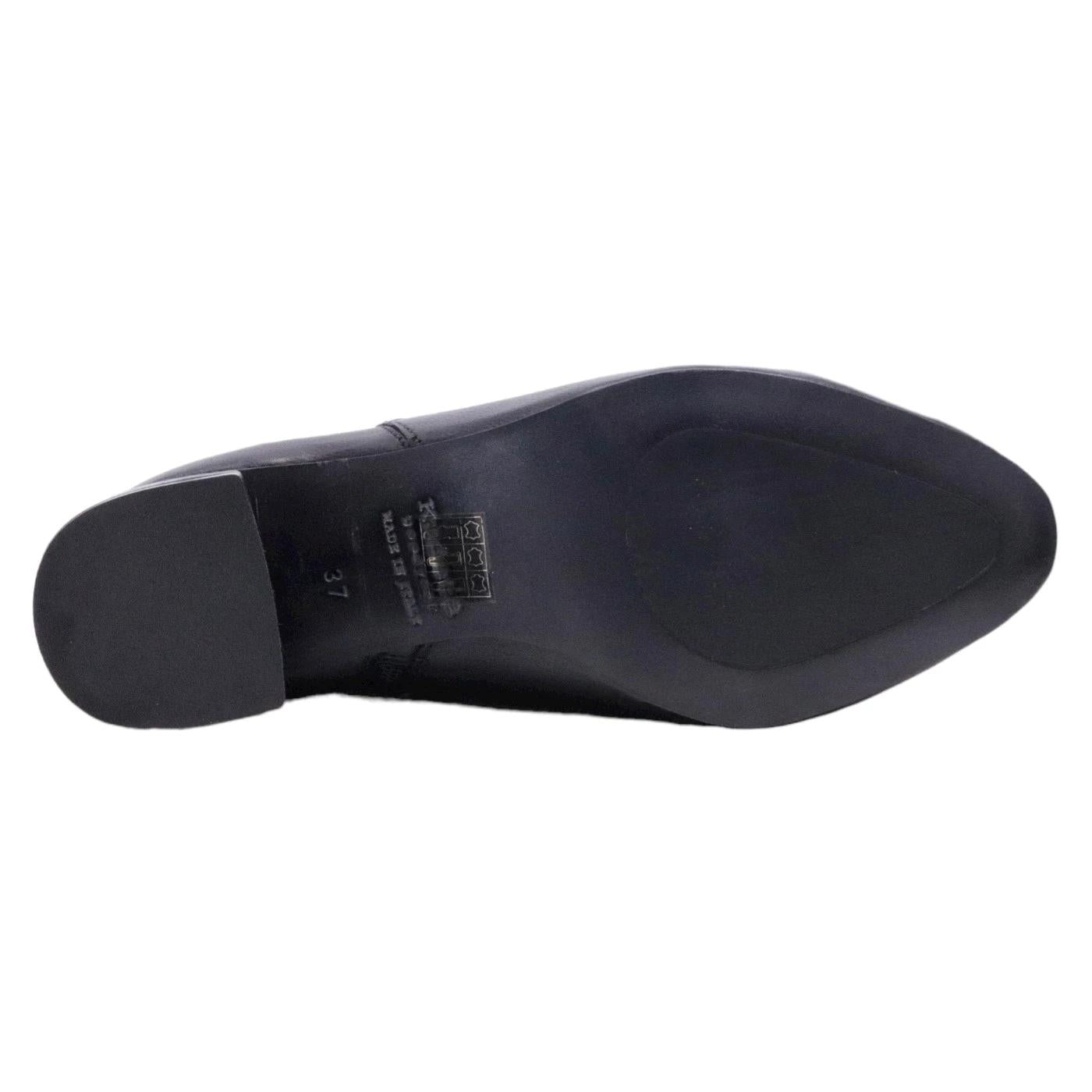 Stivaletto Kudetà da donna realizzato in morbida pelle di colore nero