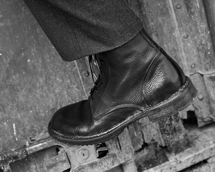 Scarpe MOMA in pelle con lavorazioni artigianali visibili e design dal carattere autentico.