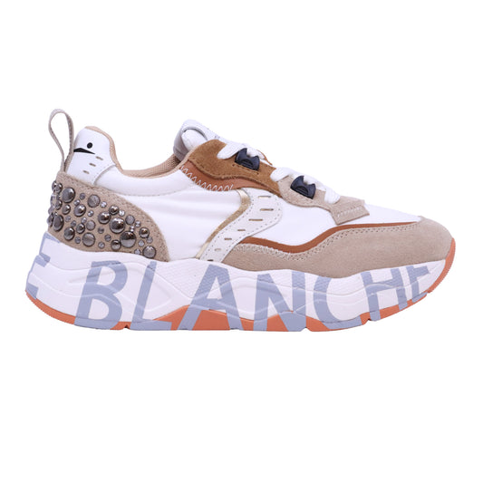 Voile Blanche CLUB105 sneaker donna in suede light beige e bianco con studs 