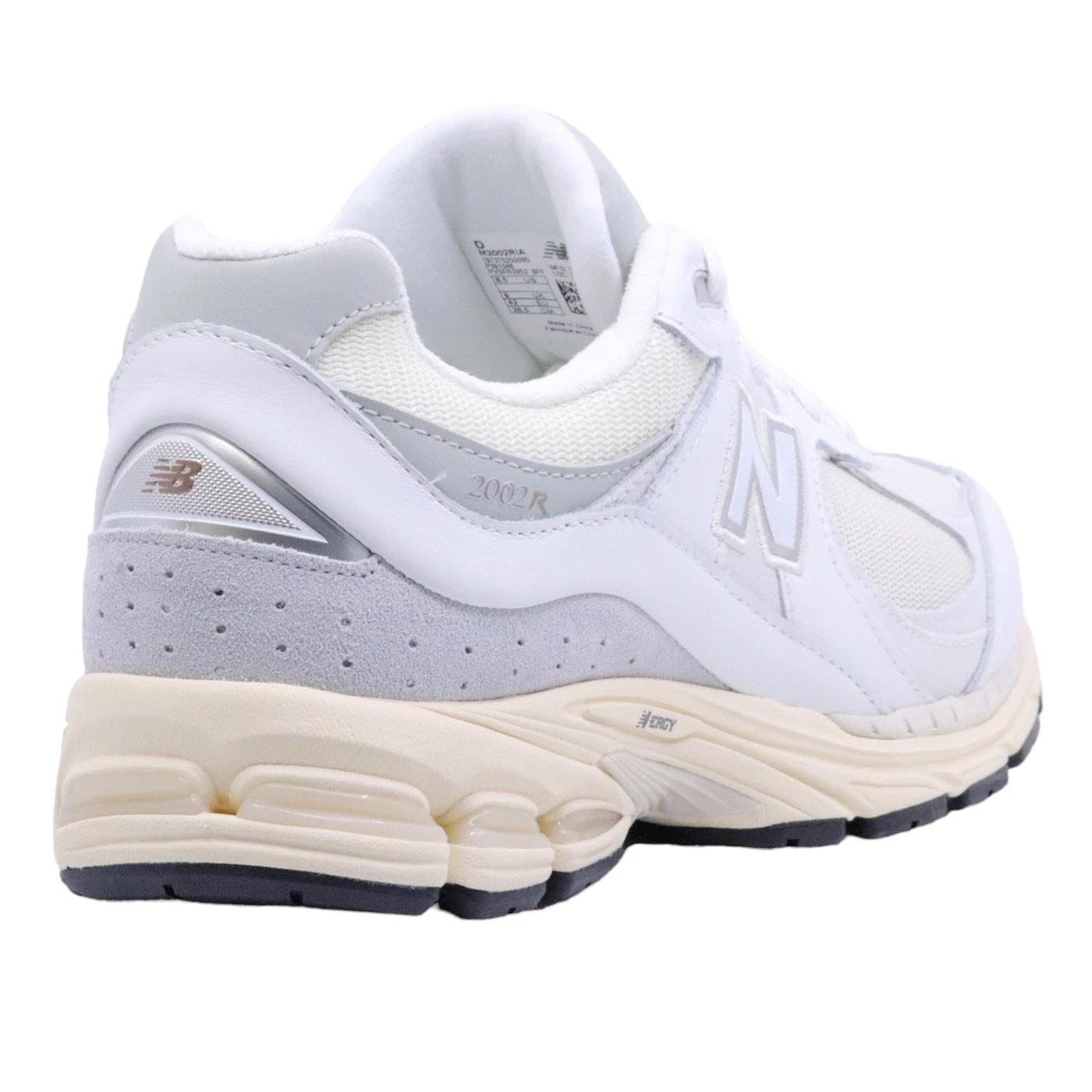 New Balance 2002RIA sneaker unisex in pelle bianca 