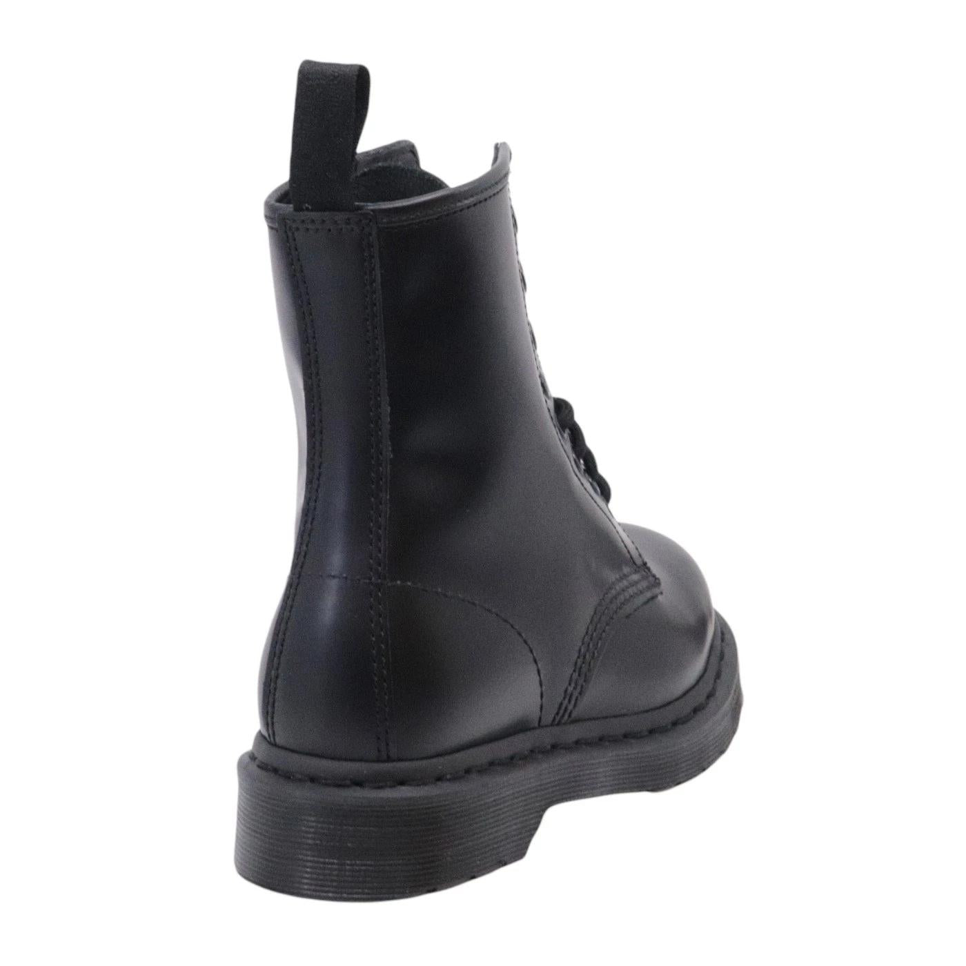 Dr. Martens 1460 Mono Anfibio da donna realizzato in pelle smooth resistente di colore nero 