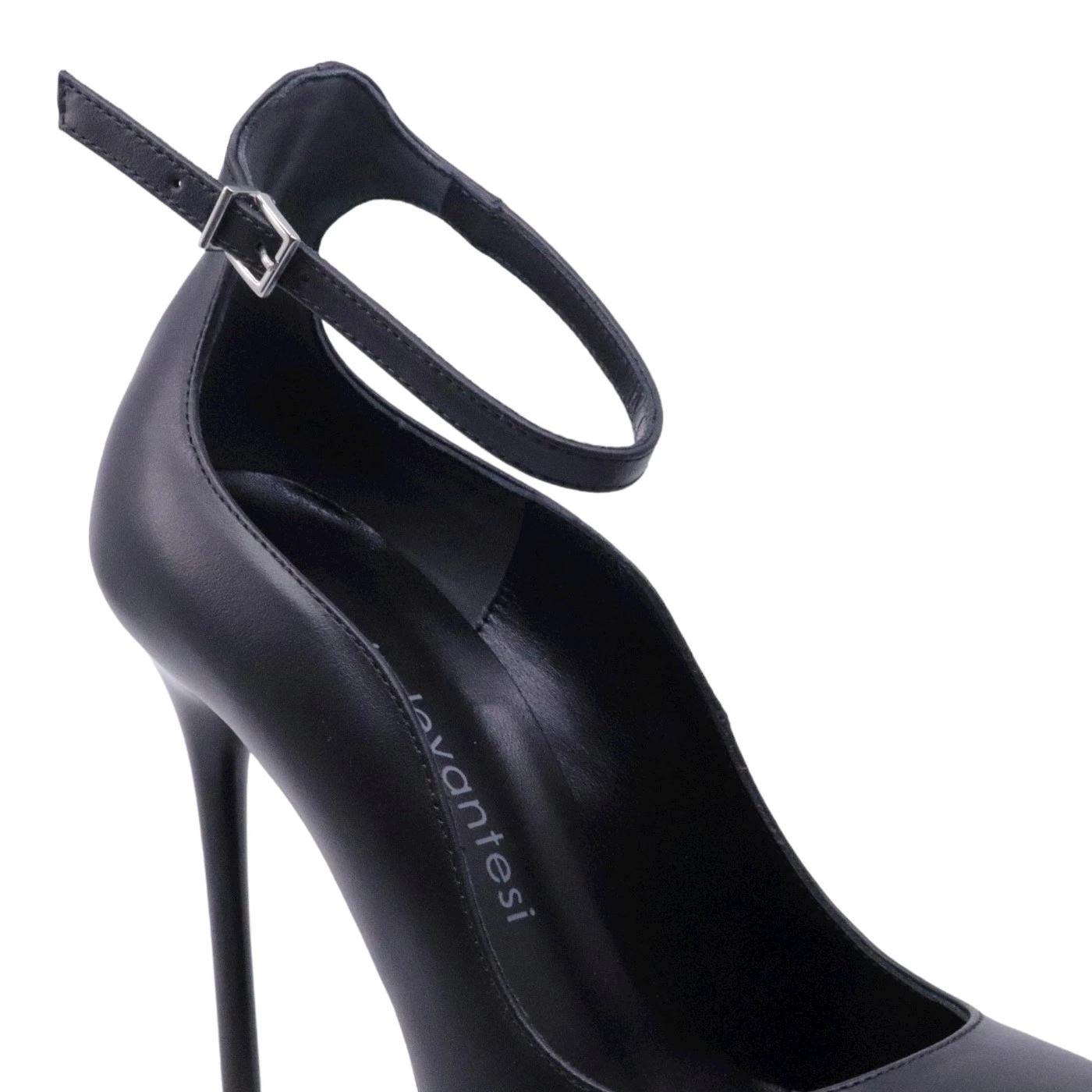 Décolleté Sergio Levantesi da donna realizzato in pelle opaca di colore nero 