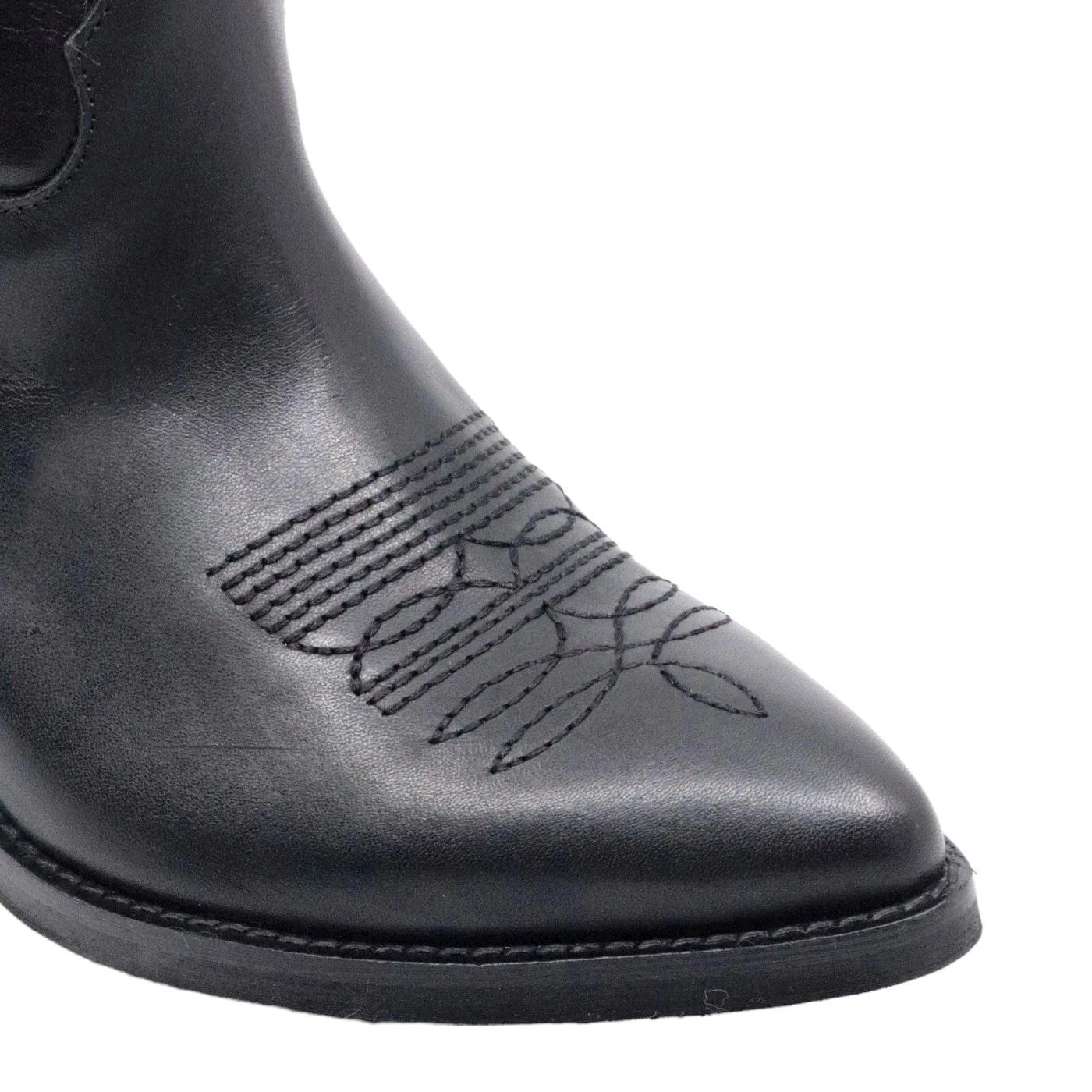 Texano donna Ranyé Jennifer realizzato in pelle nappa di colore nero con ricami. 