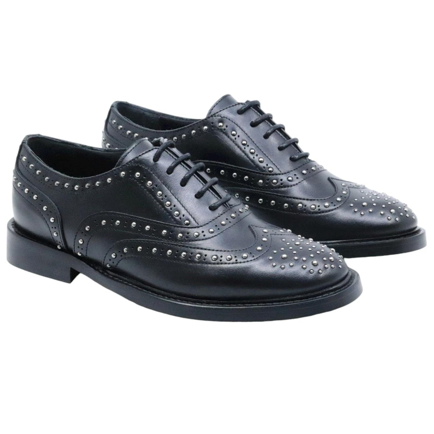 Allacciata donna Anna F 1746 in pelle nera con borchiette 