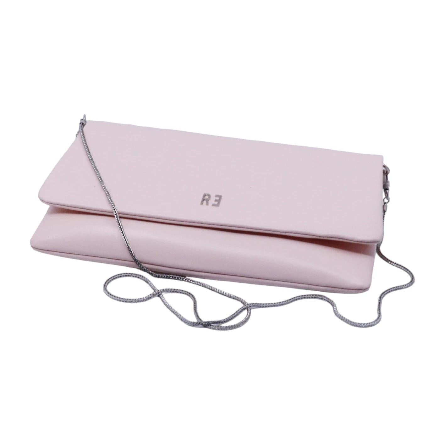 Pochette Rebelle Elisabetta realizzata in morbida pelle di colore cipria 