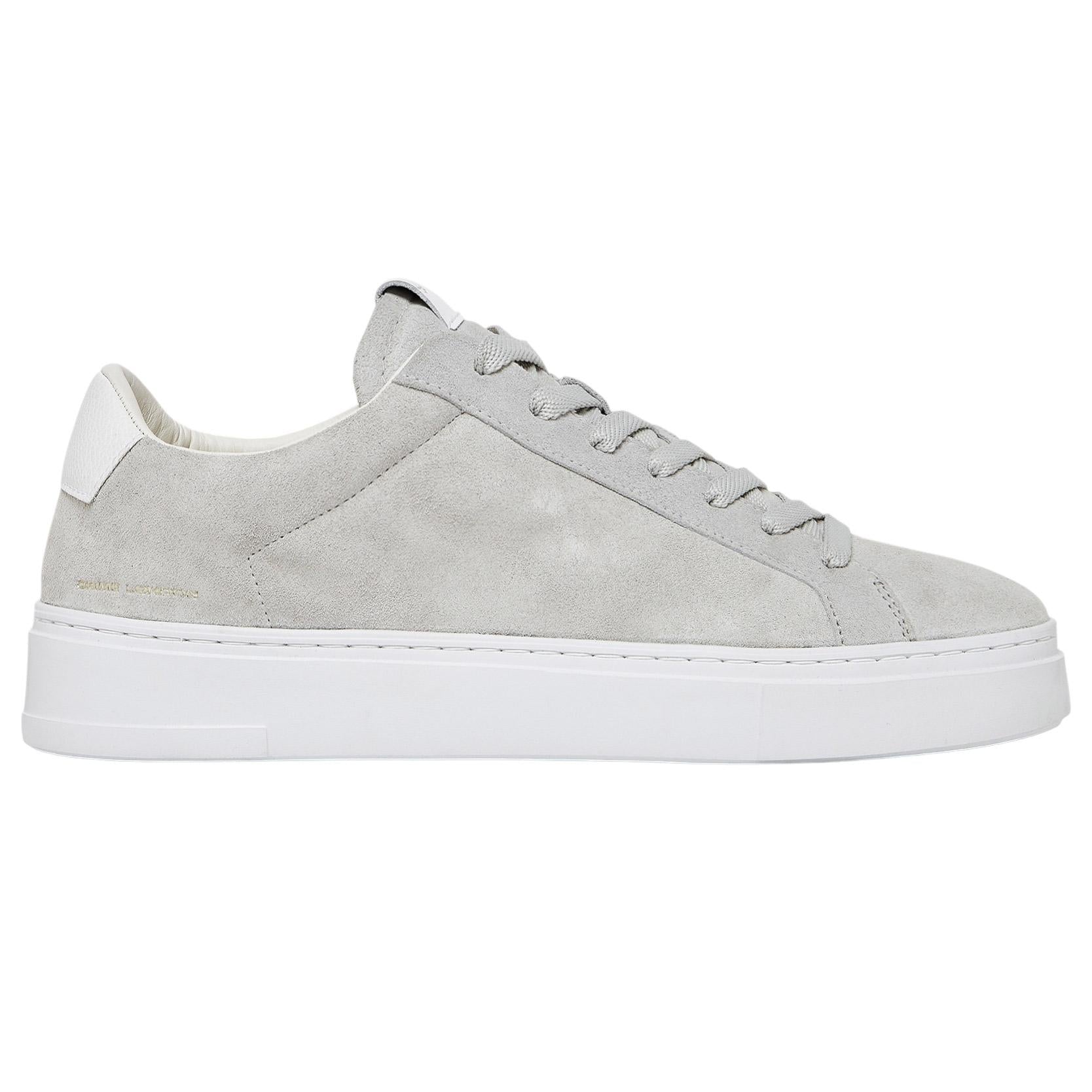 Sneaker uomo Crime London 17705 Extralight in camoscio ghiaccio e talloncino in pelle martellata bianca 