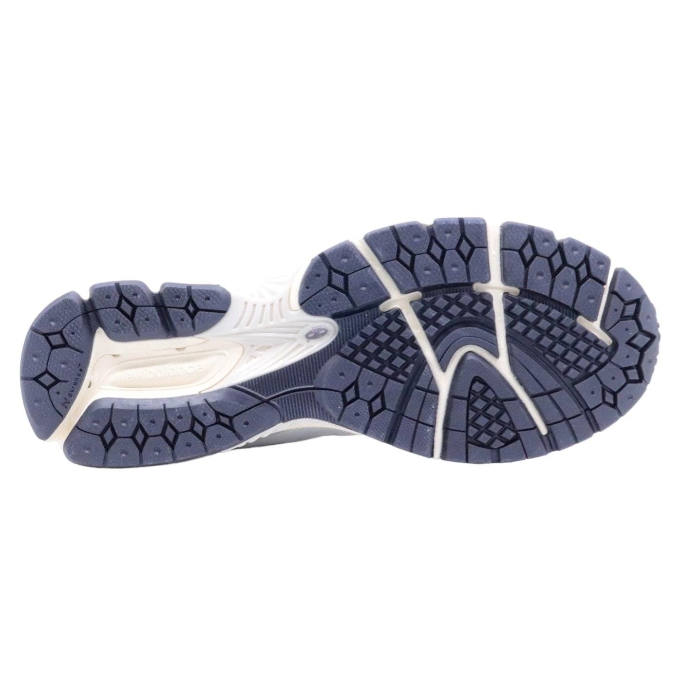 New Balance 2002RIA sneaker unisex in pelle bianca 