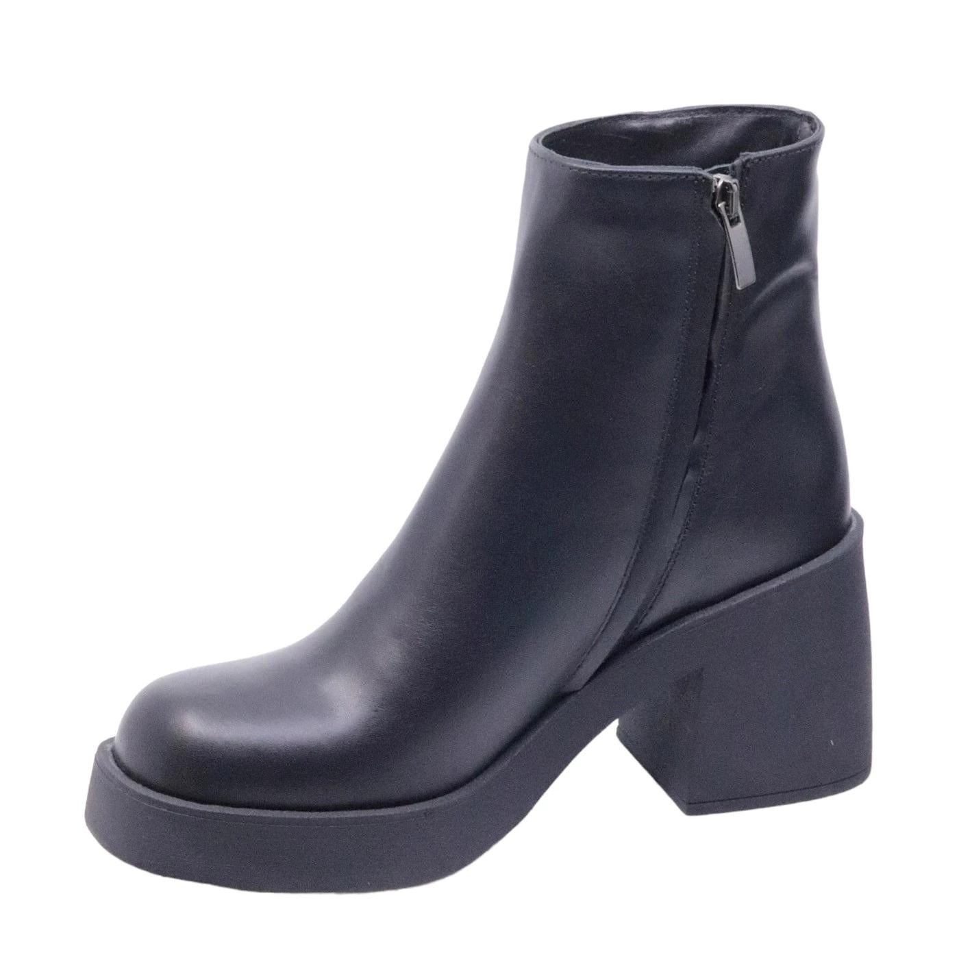 Stivaletto Ranyé Giove da donna realizzato in pelle di colore nero 