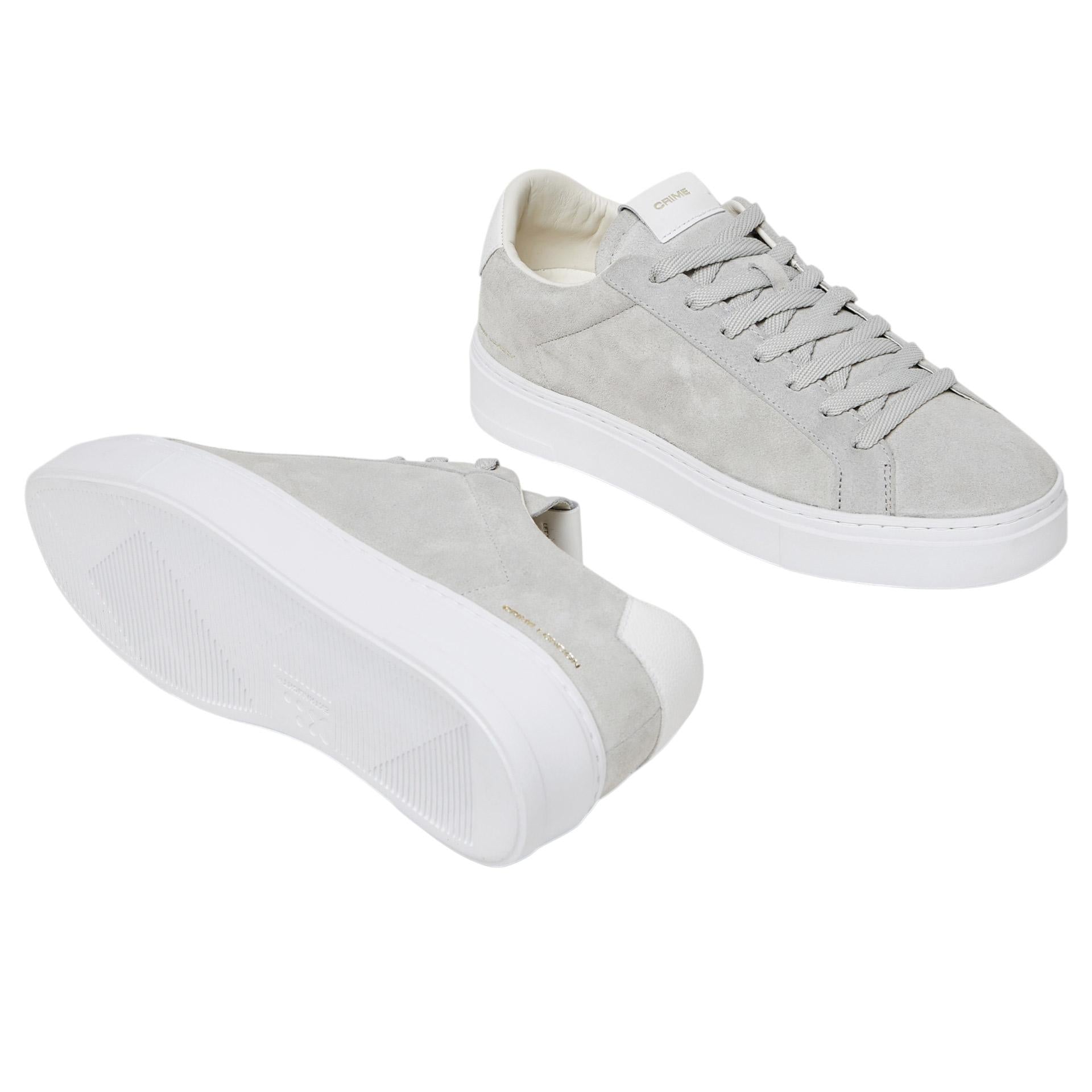 Sneaker uomo Crime London 17705 Extralight in camoscio ghiaccio e talloncino in pelle martellata bianca 