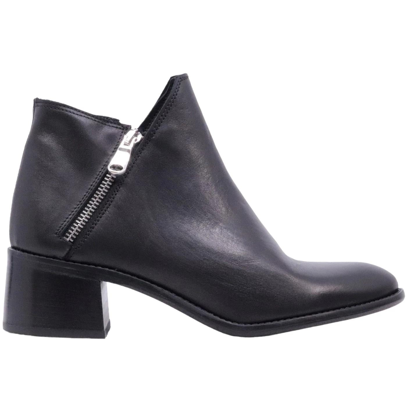 Stivaletto da donna Curiositè in pelle morbida di colore nero 