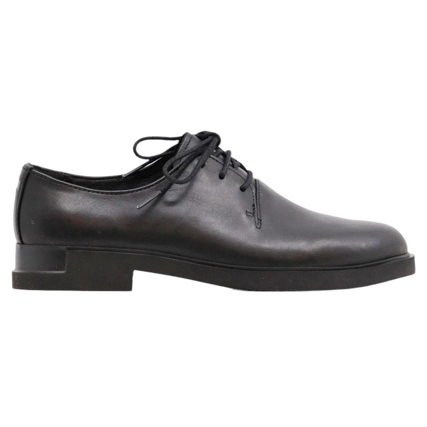 Scarpa allacciata Camper da donna in pelle di colore nero 