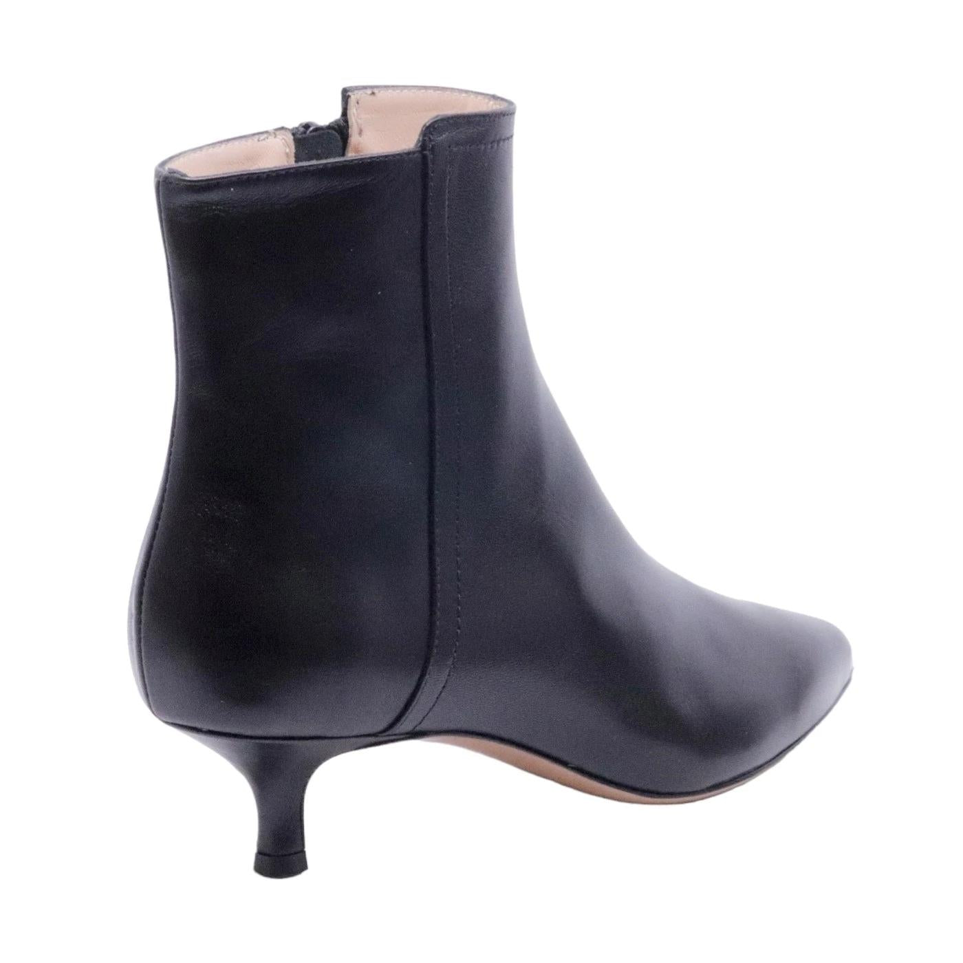 Tronchetto Fabio Rusconi da donna realizzata in pelle di colore nero 