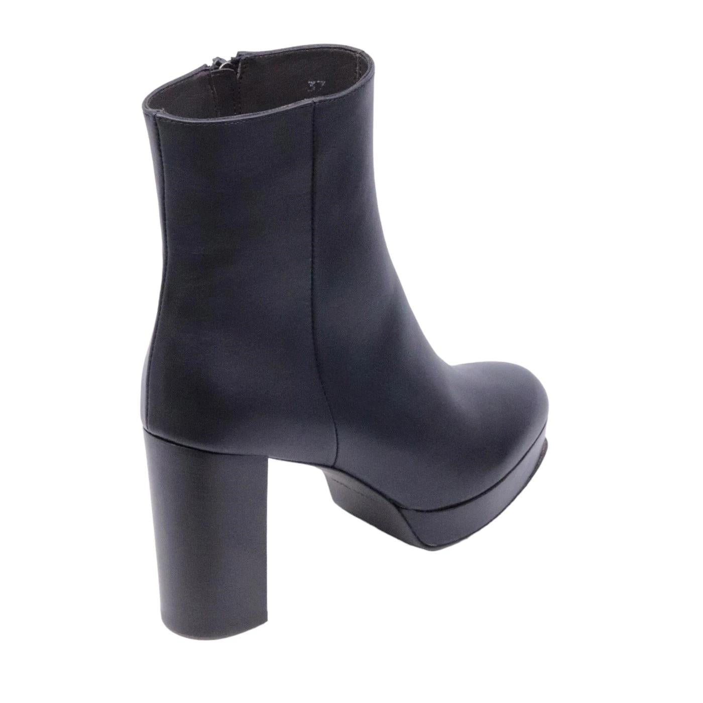 Stivaletto da donna Triver Flight in pelle di colore nero. 