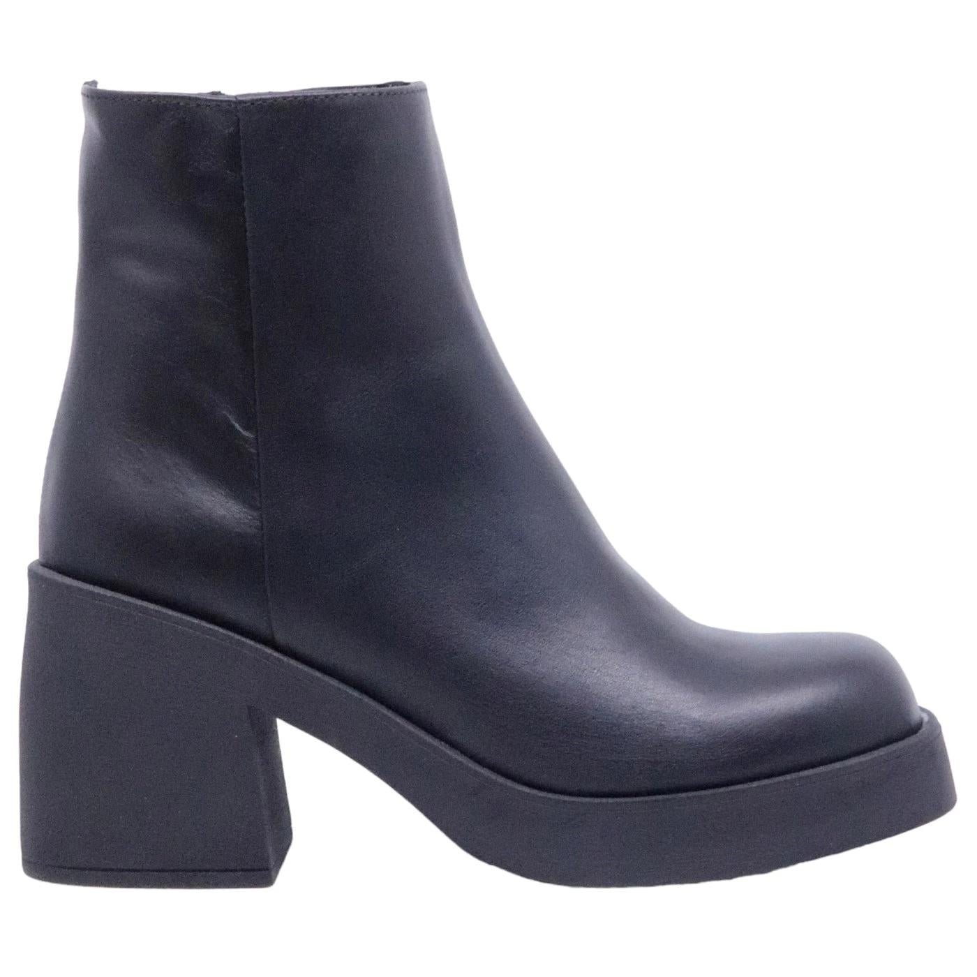 Stivaletto Ranyé Giove da donna realizzato in pelle di colore nero 