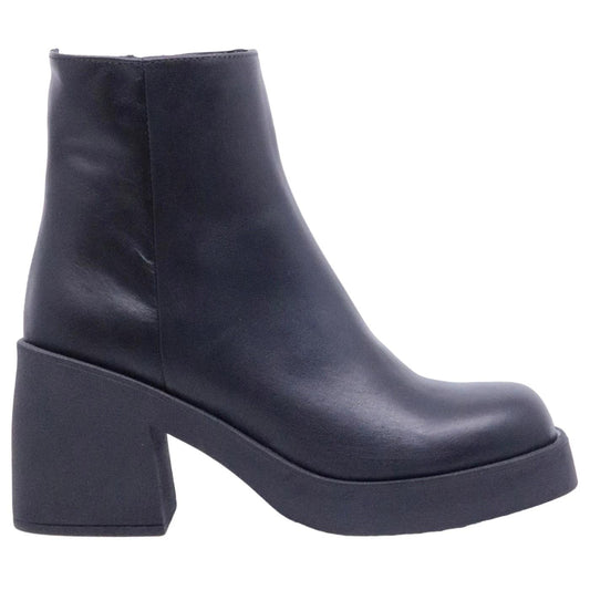 Stivaletto Ranyé Giove da donna realizzato in pelle di colore nero 