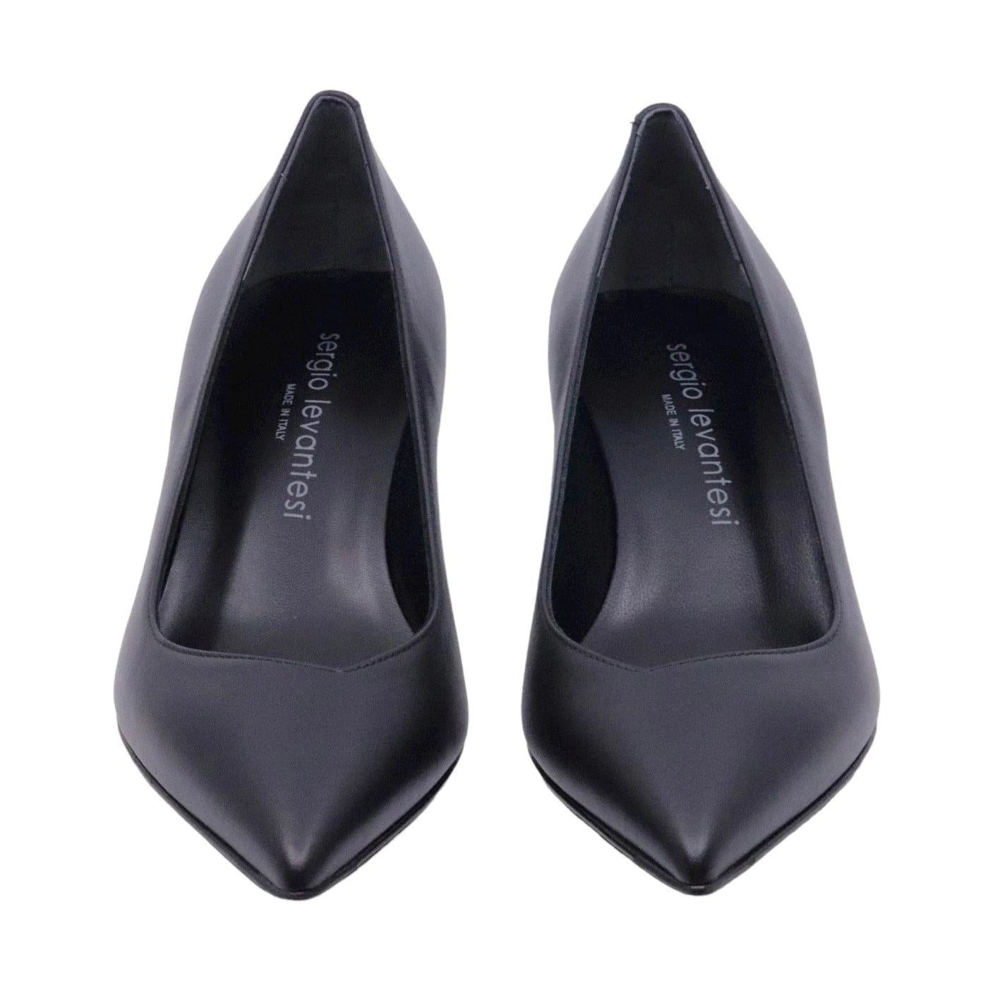 Décolleté Sergio Levantesi da donna realizzata in pelle opaca di colore nero 