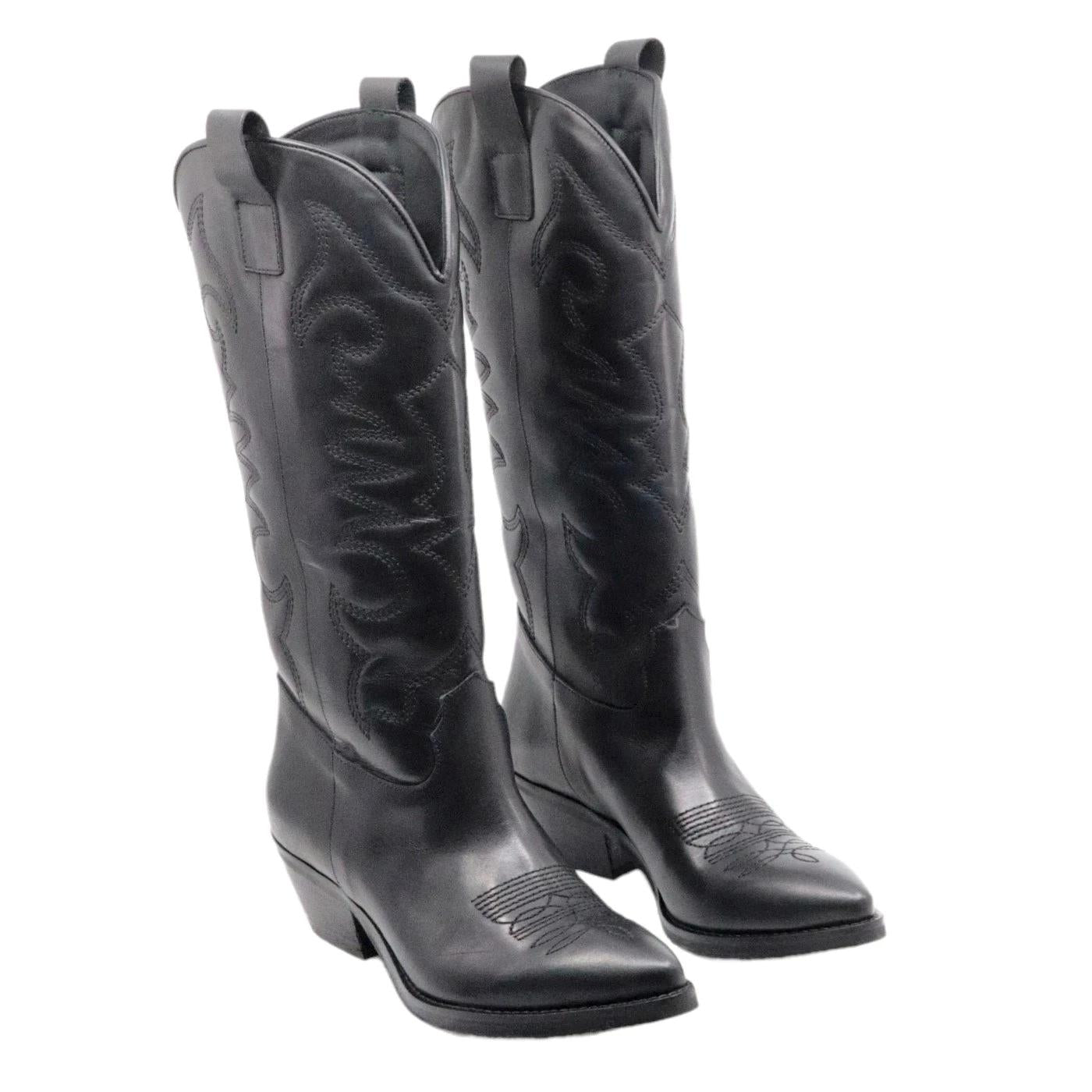 Texano donna Ranyé Jennifer realizzato in pelle nappa di colore nero con ricami. 