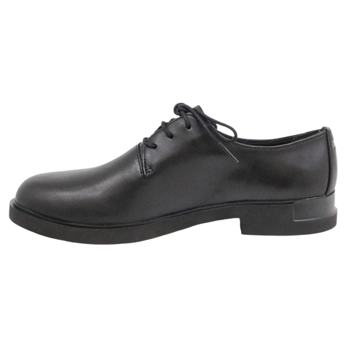 Scarpa allacciata Camper da donna in pelle di colore nero 