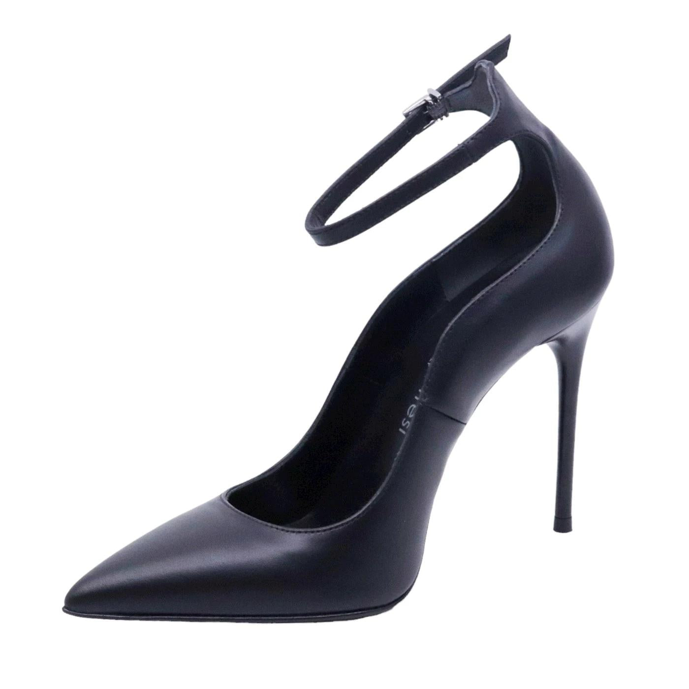 Décolleté Sergio Levantesi da donna realizzato in pelle opaca di colore nero 