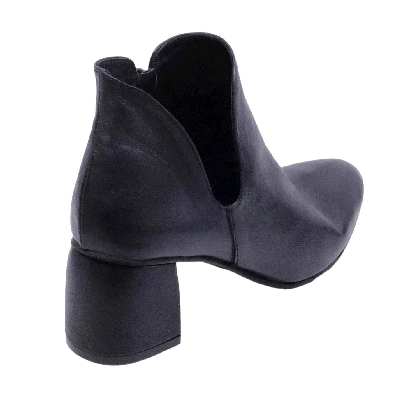 Stivaletto Kudetà da donna realizzato in morbida pelle di colore nero 