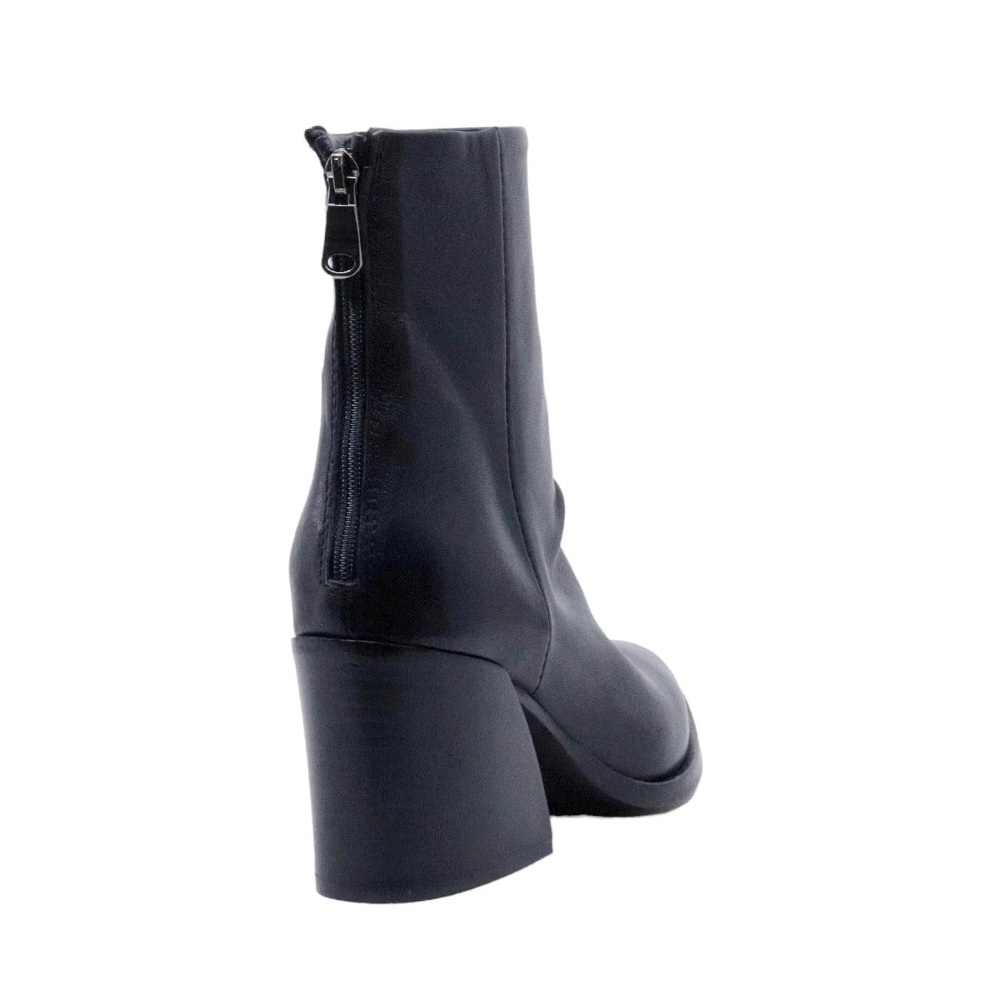 Stivaletto donna Curiositè 1636 in pelle in colore nero. 