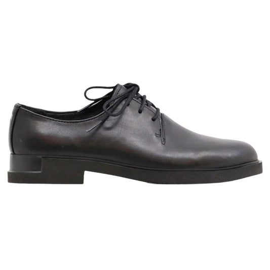Scarpa allacciata Camper da donna in pelle di colore nero 