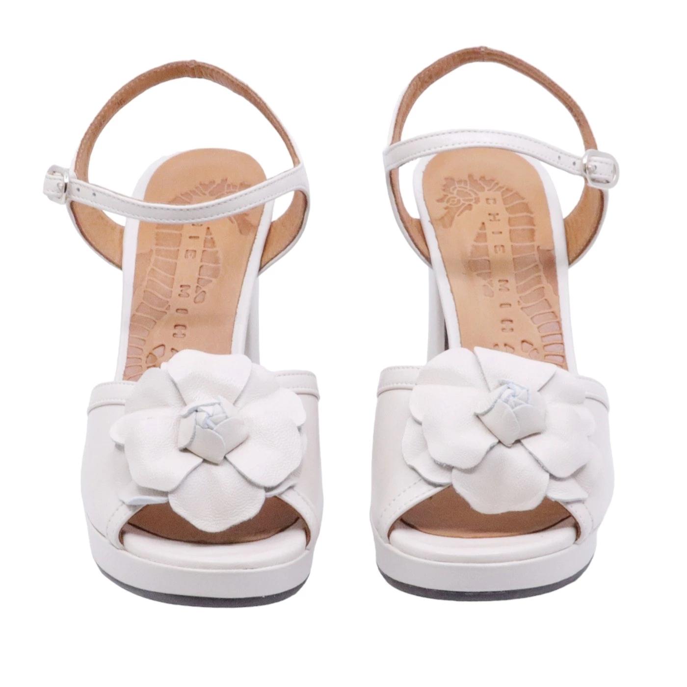 Chie Mihara sandalo donna in pelle bianco latte con fiore 