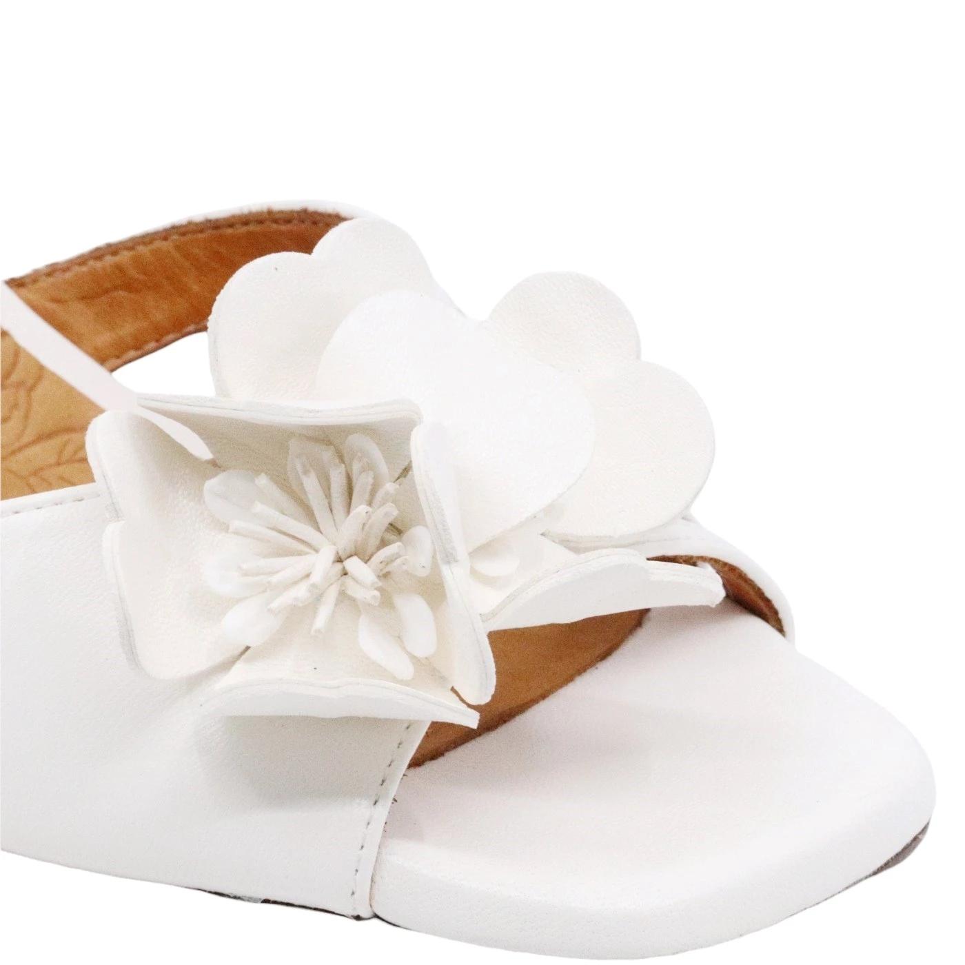 Sandalo donna Chie Mihara in pelle di colore bianco con fiore 