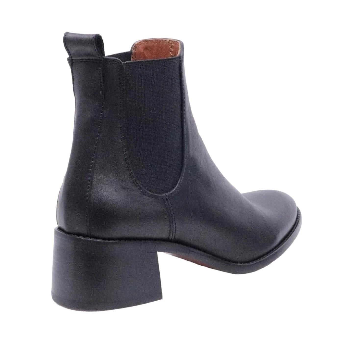 Stivaletto donna Curiositè 2372 in pelle morbida di colore nero 
