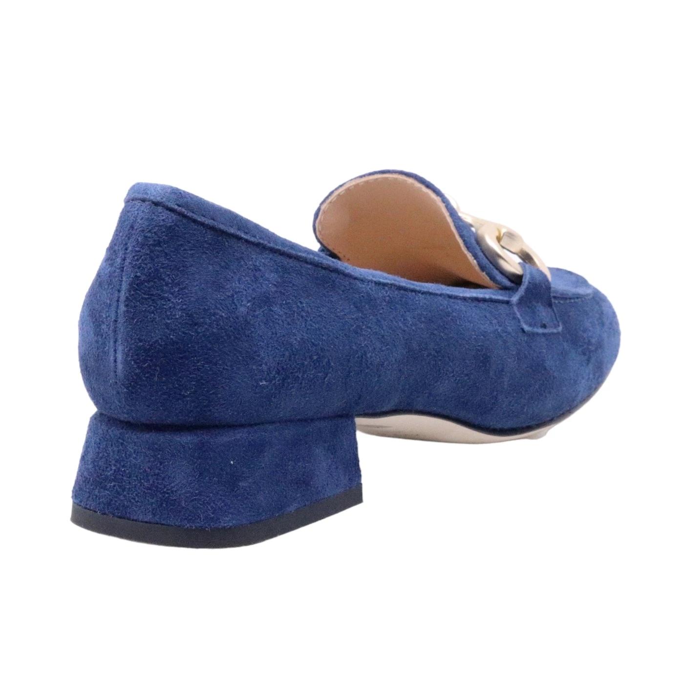 Mocassino donna Le Briella in elegante pelle scamosciata di colore blu e morsetto 