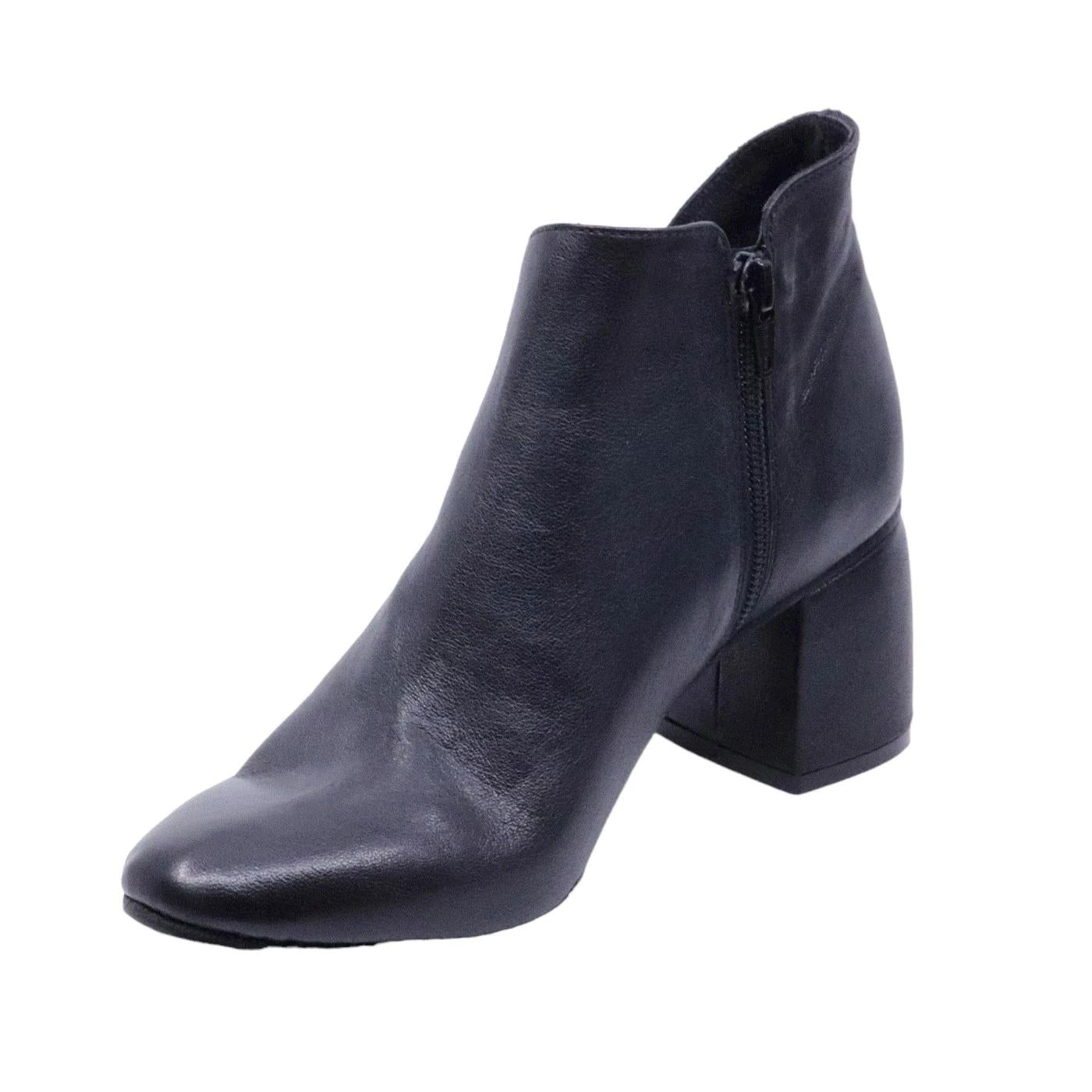 Stivaletto Kudetà da donna realizzato in morbida pelle di colore nero 