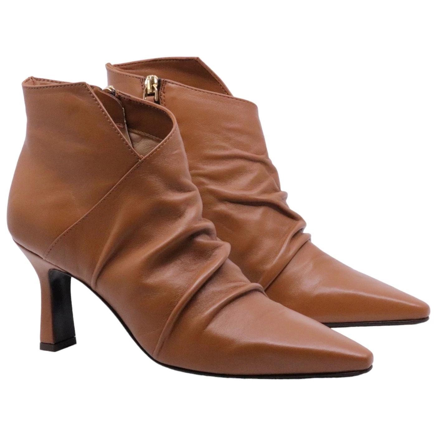 Stivaletto a tronchetto The Seller EN716 da donna realizzato in pelle nappata di colore cuoio 