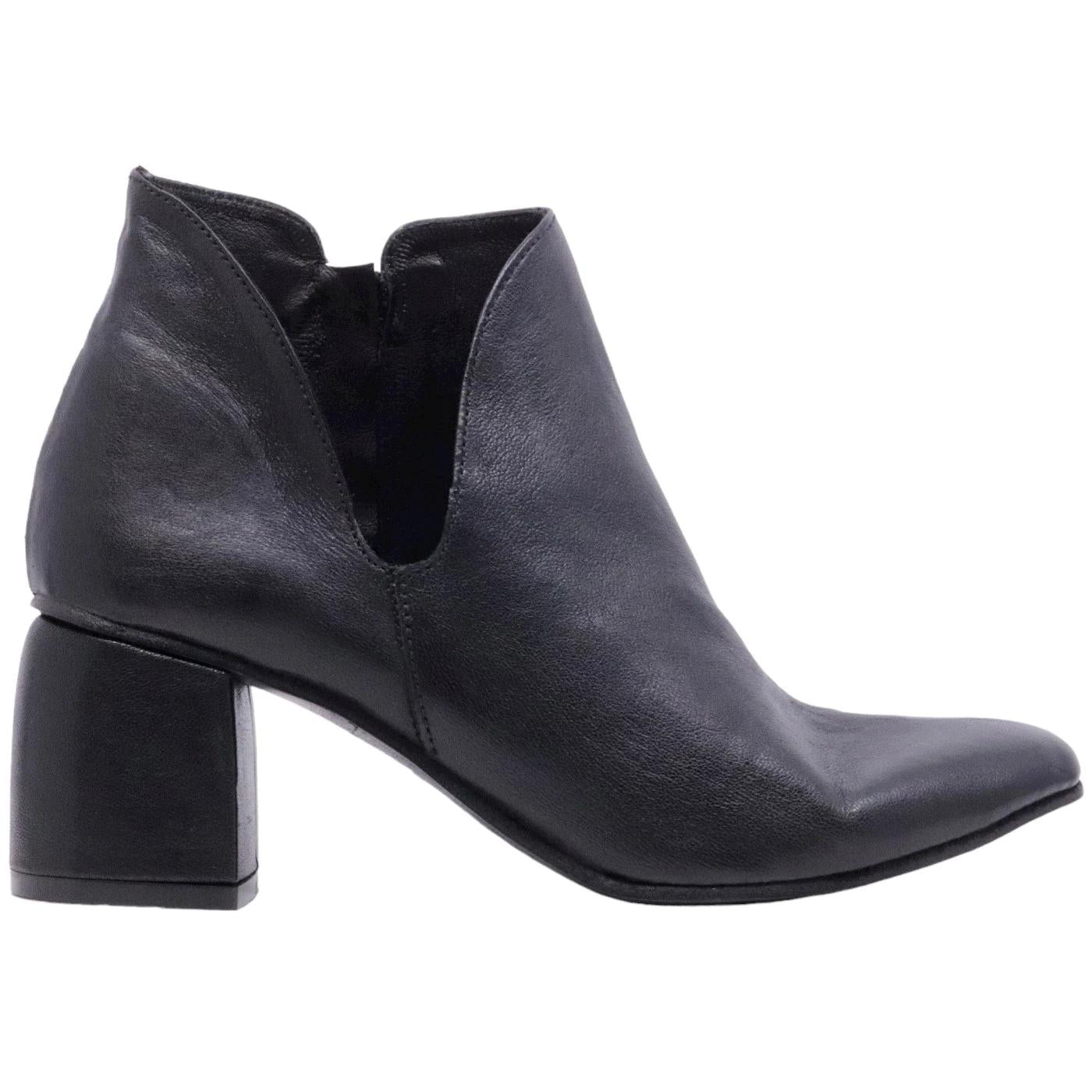 Stivaletto Kudetà da donna realizzato in morbida pelle di colore nero 