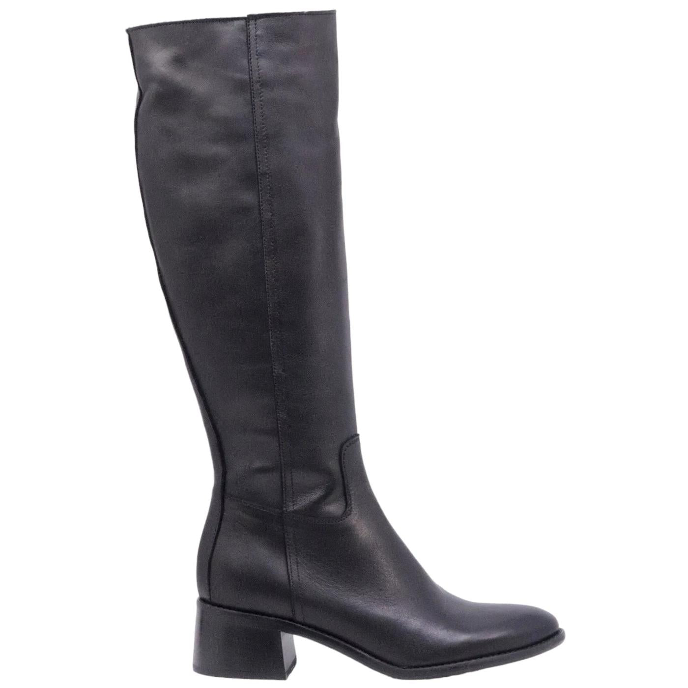 Stivale da donna Curiositè 2125 in pelle morbida di colore nero 