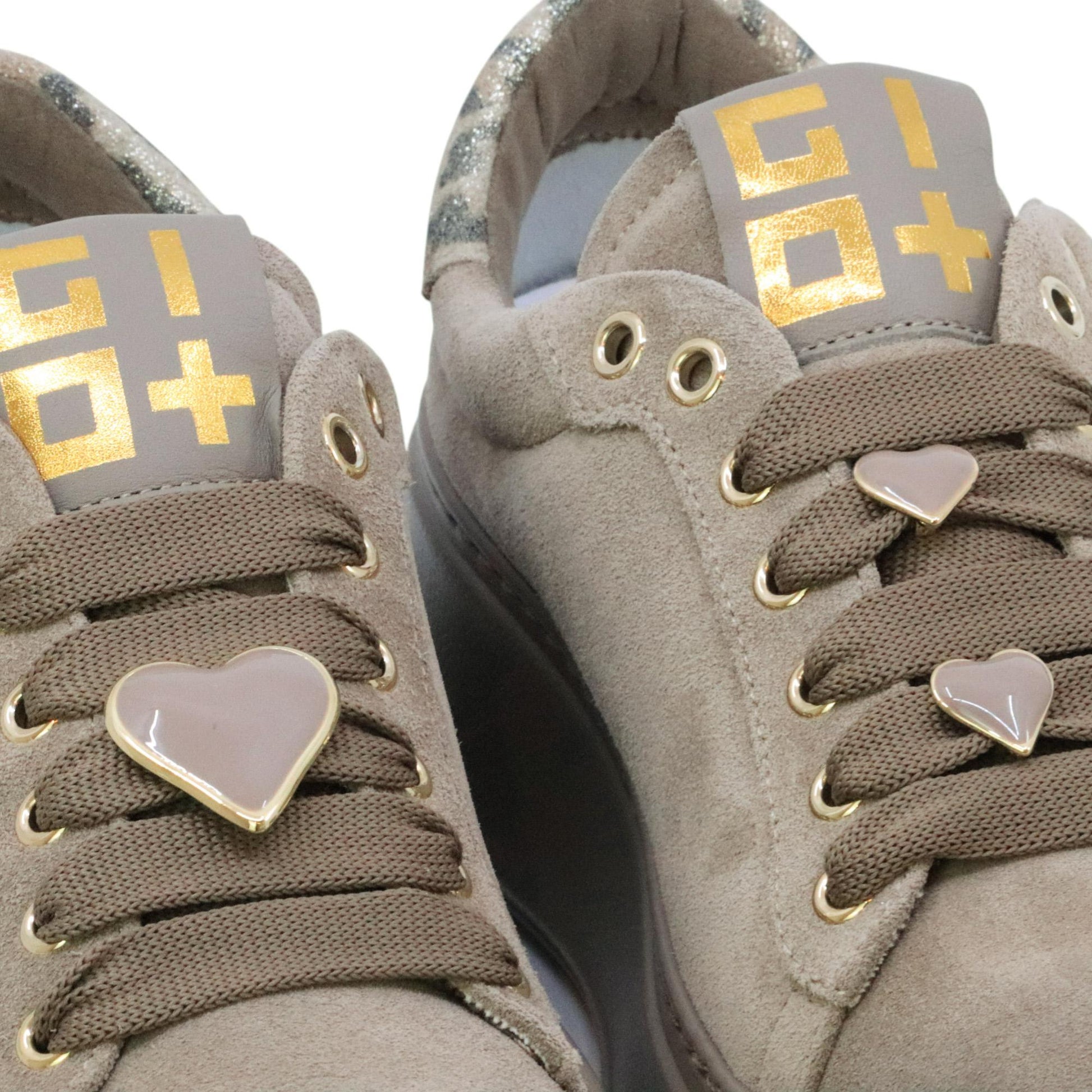 GIO+ PIA430A Combi sneaker donna in camoscio tortora con accessori passanti 