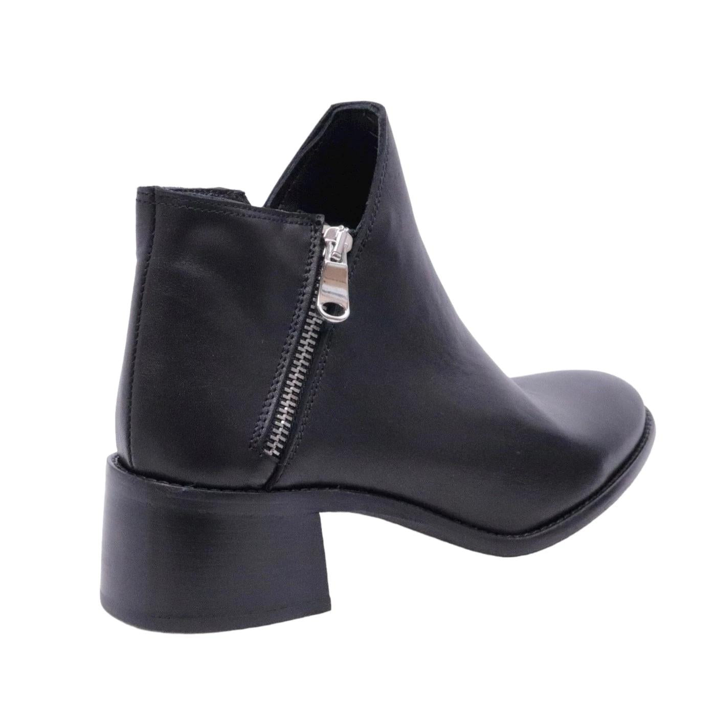 Stivaletto da donna Curiositè in pelle morbida di colore nero 