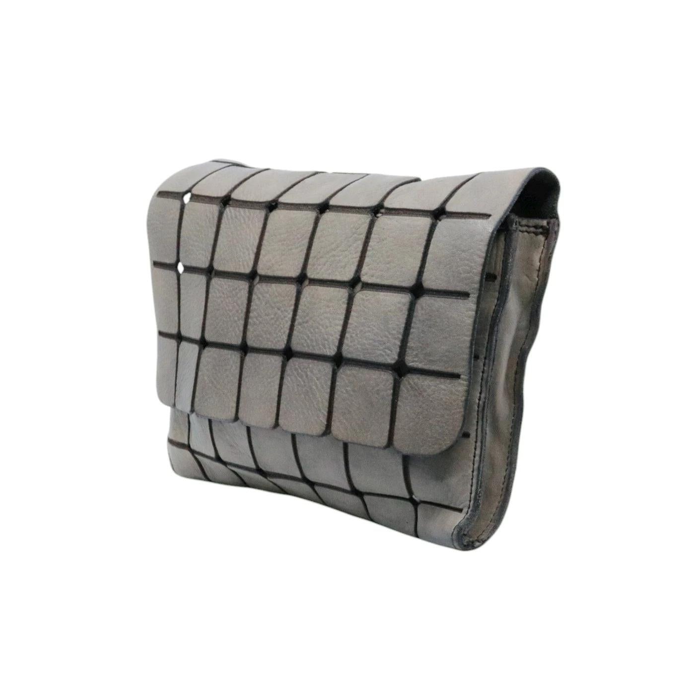 Borsa tracolla Campomaggi Acacia C04064 in pelle ghiaccio tinta in capo con decorazione traforata 