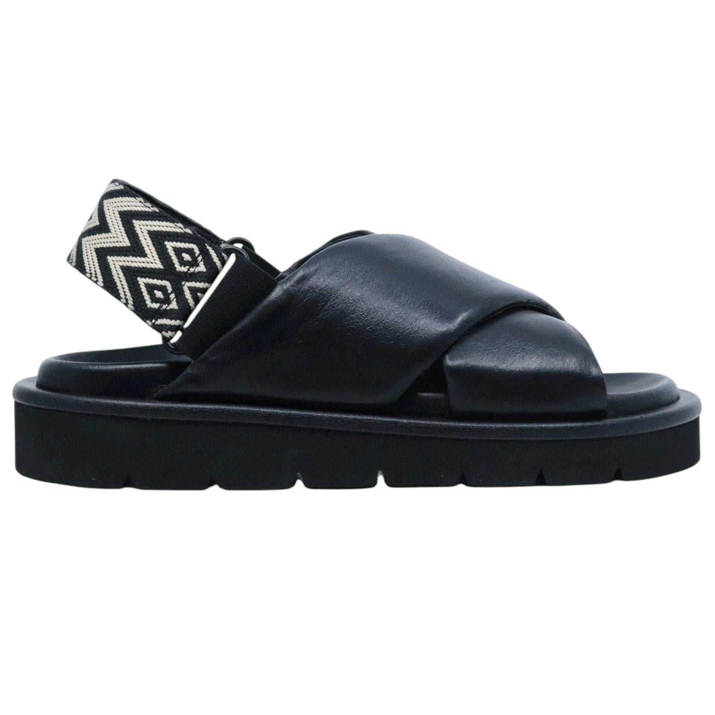 Sandalo donna Tosca Blu Summerlyn in pelle nera e cinta elastica in tessuto 