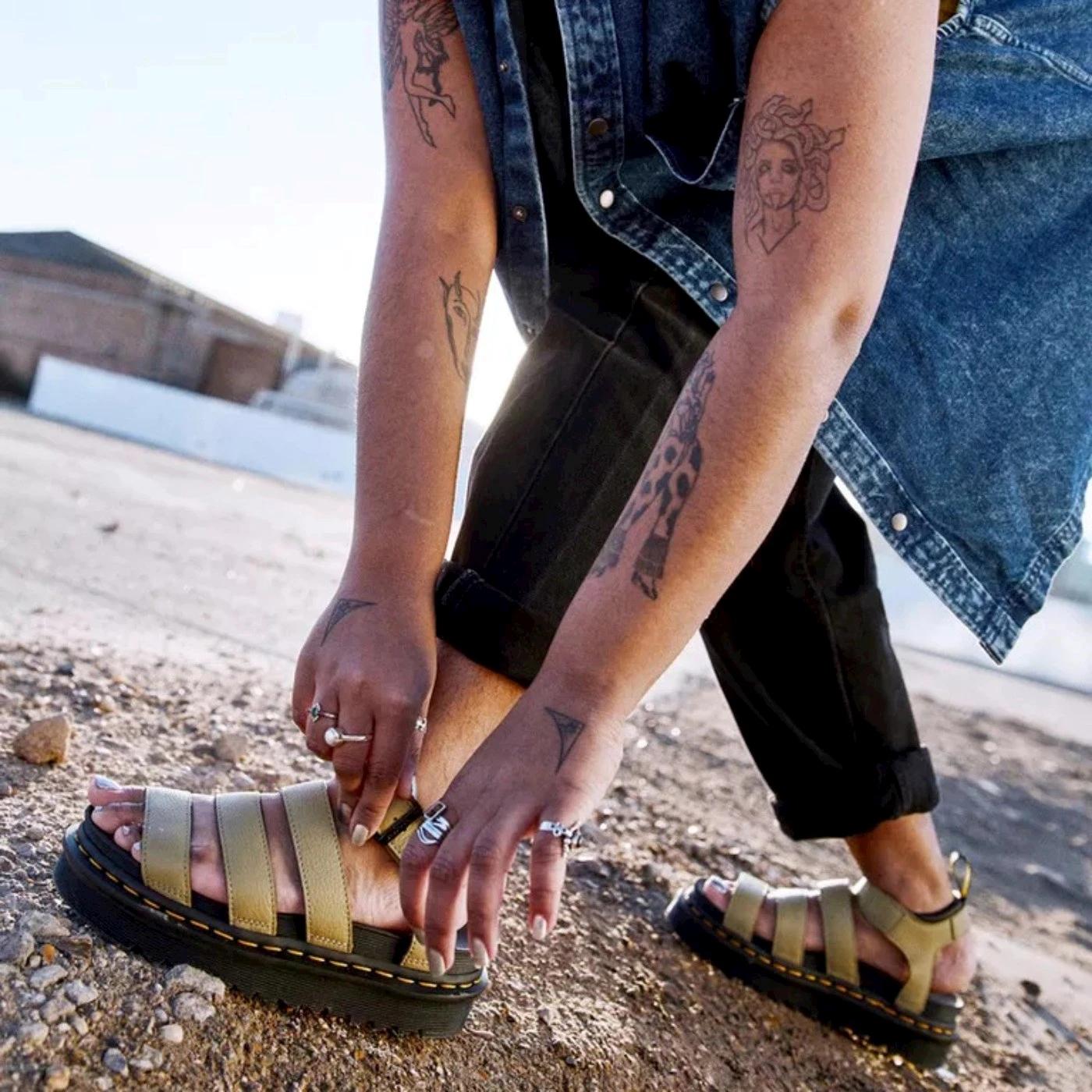 Dr Martens Blaire Pale sandalo donna in pelle verde oliva 