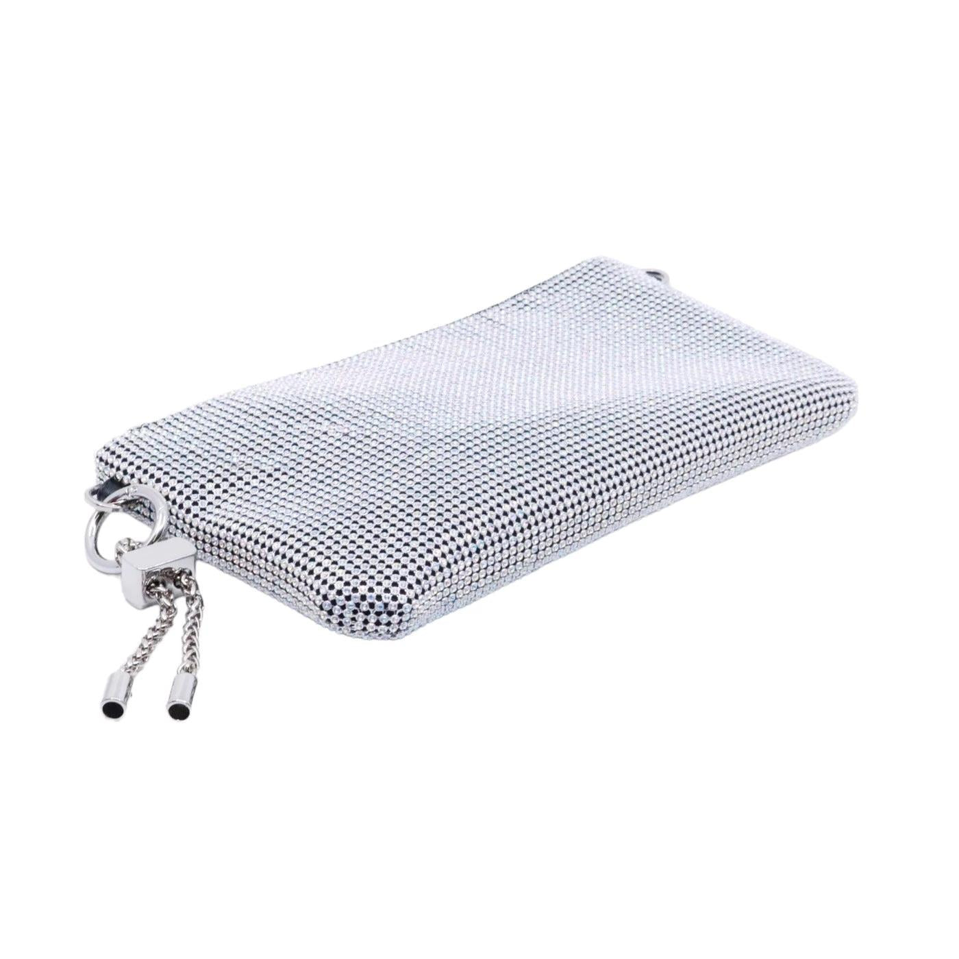 Pochette Rebelle Brighty rivestita con maglia di strass di colore iridescente 