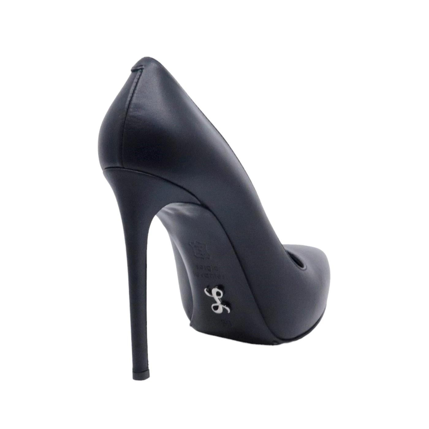 Sergio Levantesi décolleté da donna realizzato in pelle opaca di colore nero 