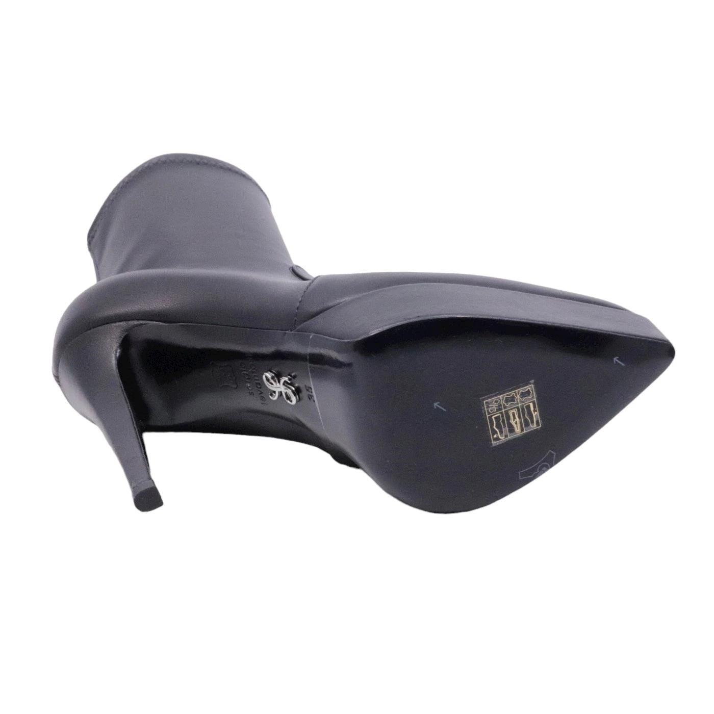 Tronchetto Sergio Levantesi da donna realizzato in pelle di colore nero 