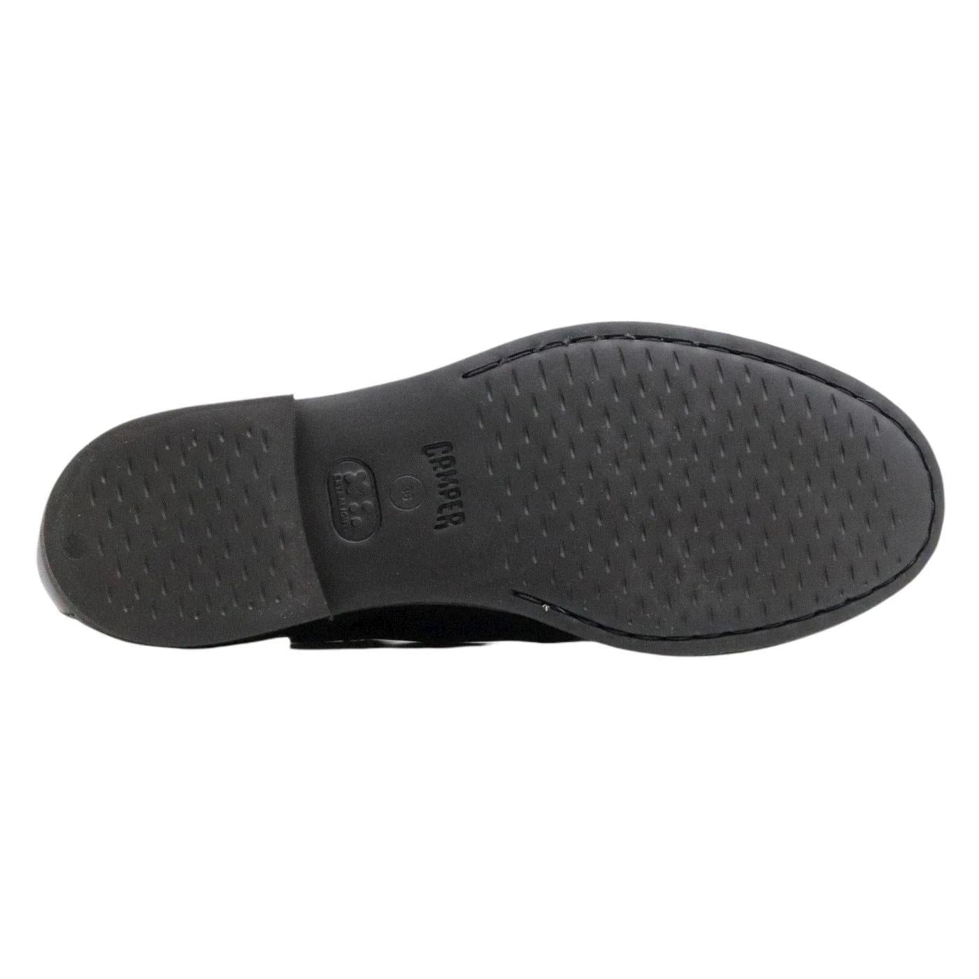 Scarpa allacciata Camper da donna in pelle di colore nero 