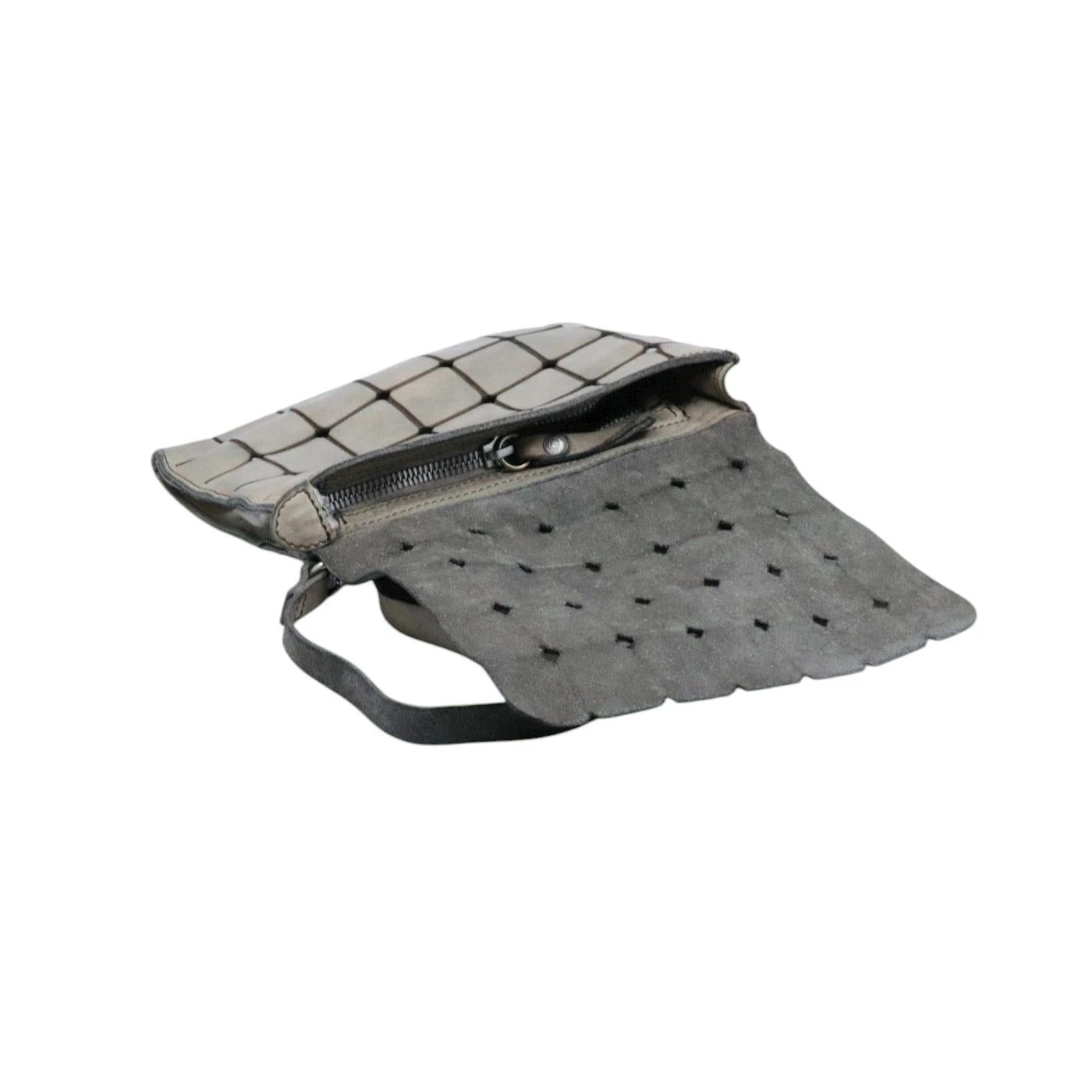 Borsa tracolla Campomaggi Acacia C04064 in pelle ghiaccio tinta in capo con decorazione traforata 