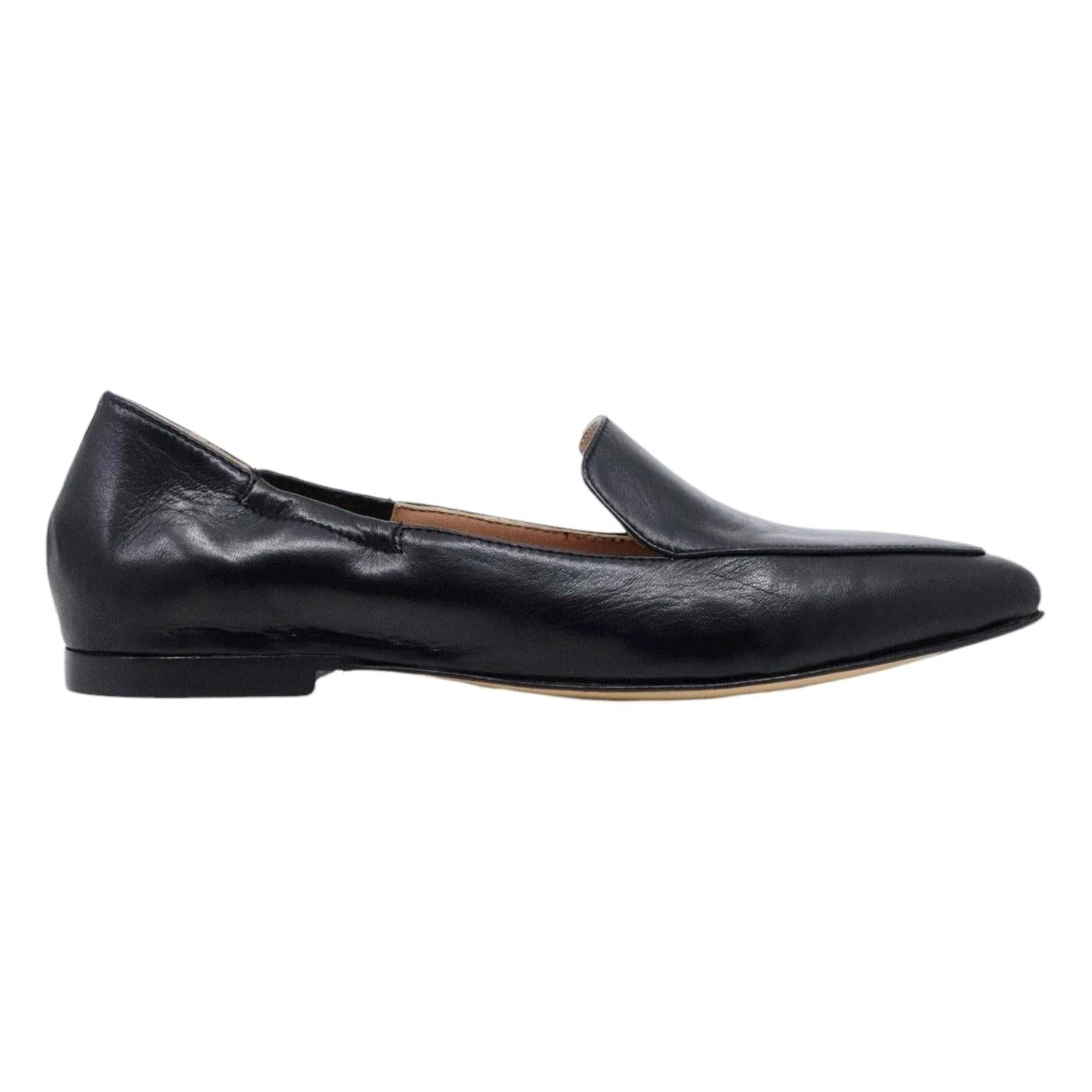 Mocassino donna Triver Flight con frangia realizzato in pelle nappata di colore nero 